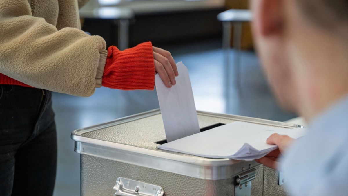 Wahlzettel wird in die Wahlurne gesteckt zur Bundestagswahl, am 23.02.2025. (Symbolbild) (Foto)