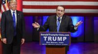 Mike Huckabee (rechts) hat sich als großer Trump-Anhänger inszeniert.
