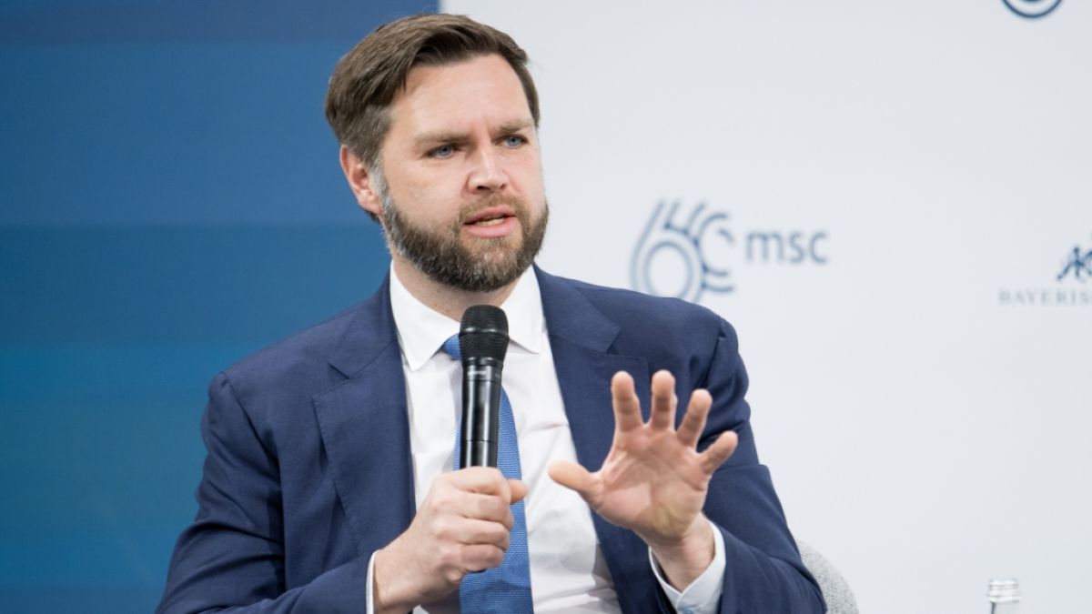 US-Vize-Präsident J.D. Vance äußert sich auf "X" zur Iran-Frage. Dabei gibt er Insider-Einblicke und lobt Präsident Donald Trump. US-Vize-Präsident J.D. Vance äußert sich auf "X" zur Iran-Frage. Dabei gibt er Insider-Einblicke und lobt Präsident Donald Trump. (Foto)