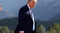 Donald Trump hat mit einer notdürftig kaschierten Blessur an seiner Hand erneut Gerüchte um seinen Gesundheitszustand geschürt.