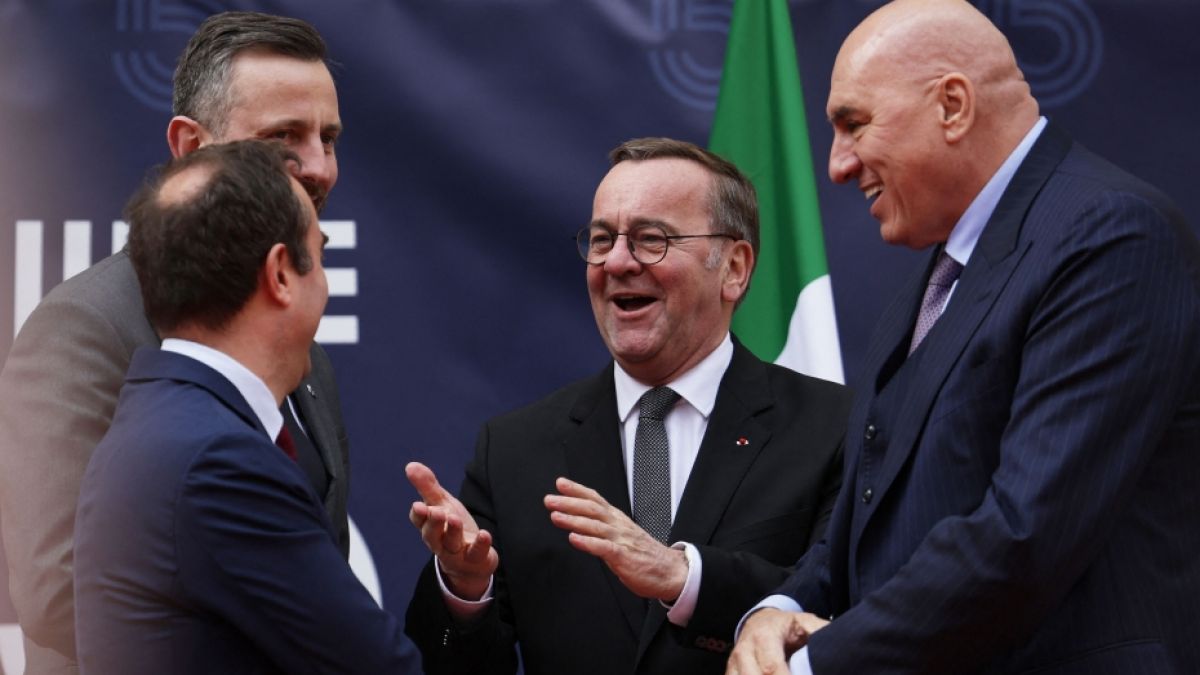 Der italienische Verteidigungsminister Guido Crosetto (rechts) entsetzt mit einer Nato-Aussage. Der italienische Verteidigungsminister Guido Crosetto (rechts) entsetzt mit einer Nato-Aussage. (Foto)