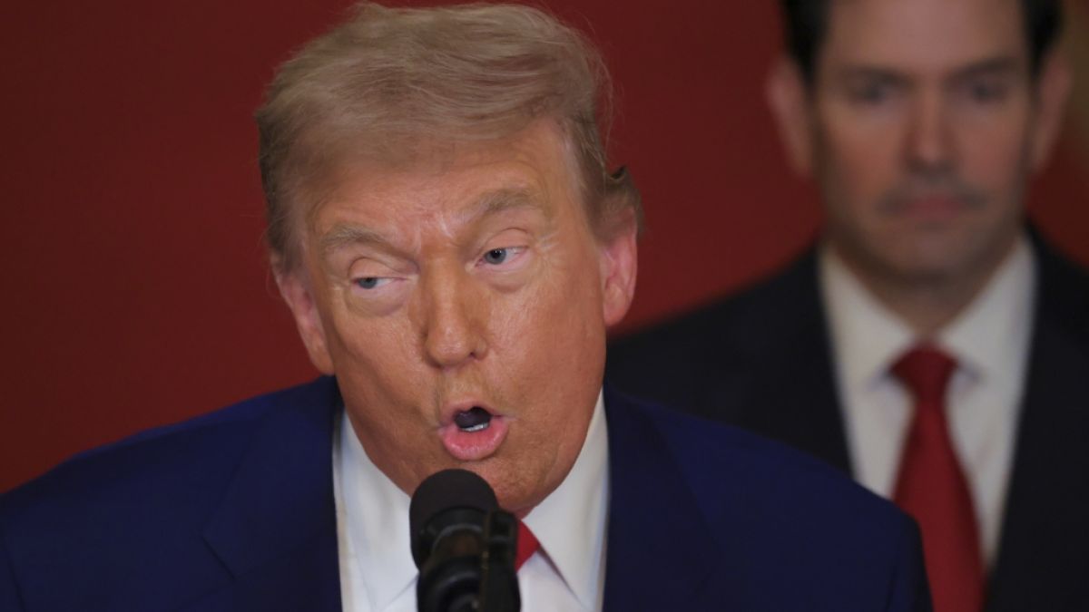 Donald Trump blamiert sich mit einem Schreibfehler bis auf die Knochen. (Foto)