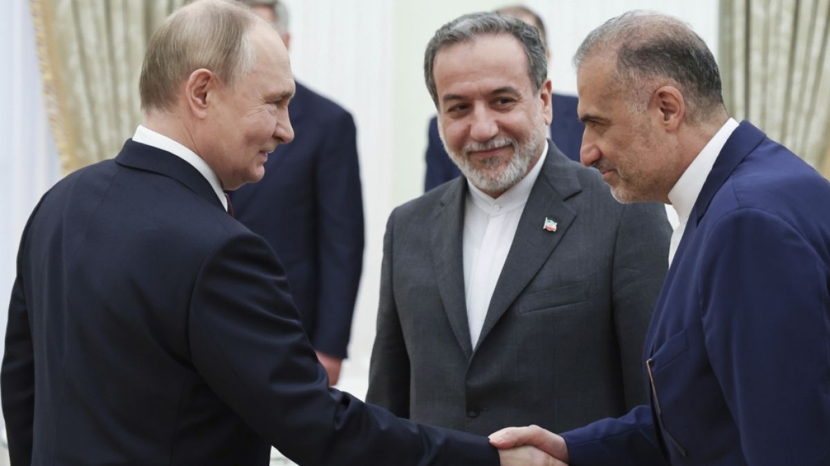 Wladimir Putin (links) hat dem Iran seine Hilfe zugesagt. Wladimir Putin (links) hat dem Iran seine Hilfe zugesagt. (Foto)