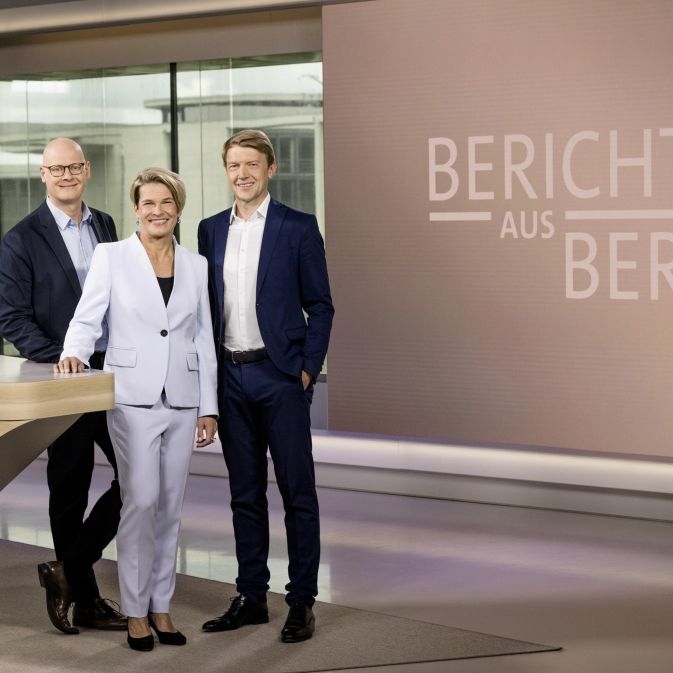 Matthias Deiß, Anna Engelke und Markus Preiß (v.l.n.r.) moderieren im Wechsel die ARD-Sommerinterviews von 