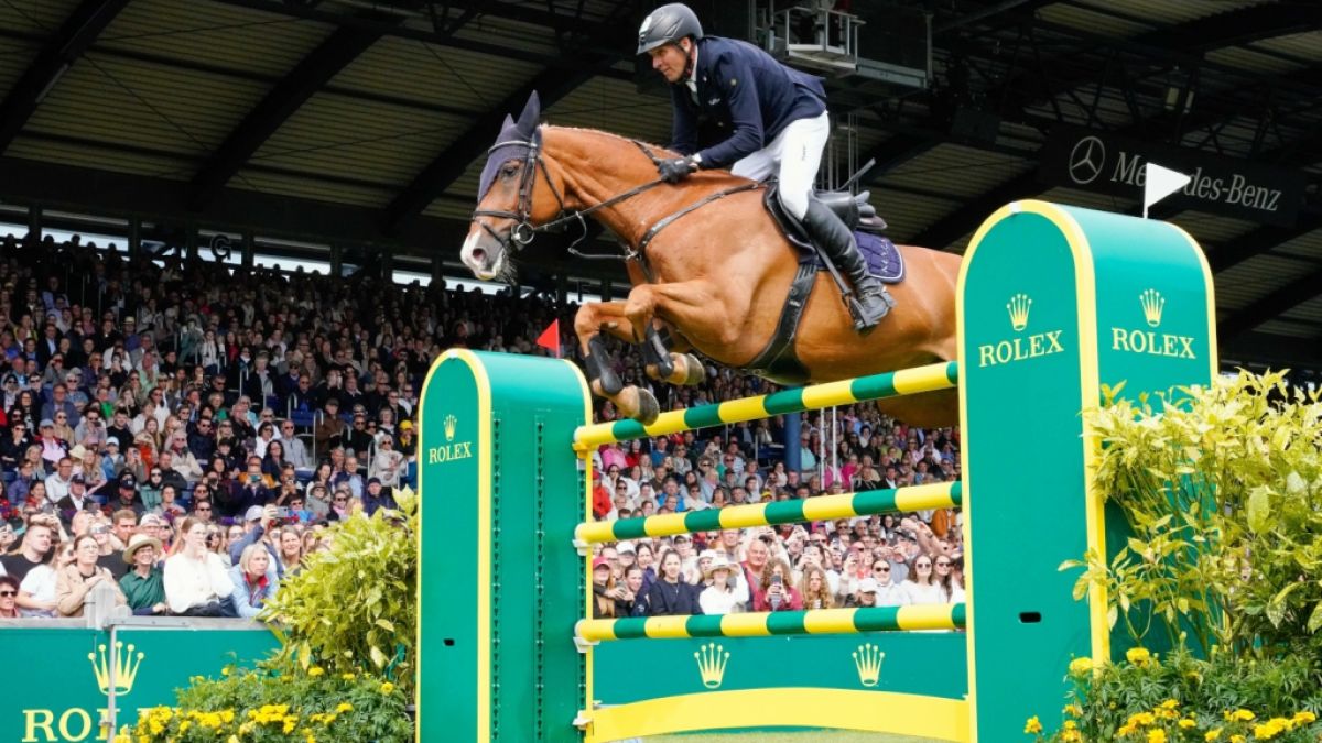Der deutsche Reiter Andre Thieme auf dem Pferd Chakaria springt beim Großen Preis von Aachen über das letzte Hindernis des zweiten Umlaufs. Der deutsche Reiter Andre Thieme auf dem Pferd Chakaria springt beim Großen Preis von Aachen über das letzte Hindernis des zweiten Umlaufs. (Foto)