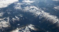 Österreich, Zillertaler Alpen: Blick aus einem Flugzeug auf die Zillertaler Alpen und den Schlegeisspeicher.