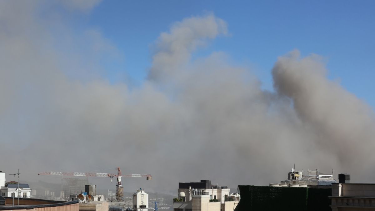 Rauch und Qualm steigen in der iranischen Hauptstadt Teheran nach einem israelischen Angriff in den Himmel auf (Symbolbild). Rauch und Qualm steigen in der iranischen Hauptstadt Teheran nach einem israelischen Angriff in den Himmel auf (Symbolbild). (Foto)