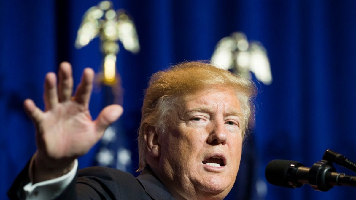 Donald Trump: US-Präsident ruft nach dem Tod von Abgeordneten-Gattin an und vergleicht ihn mit Golfer.  (Foto)