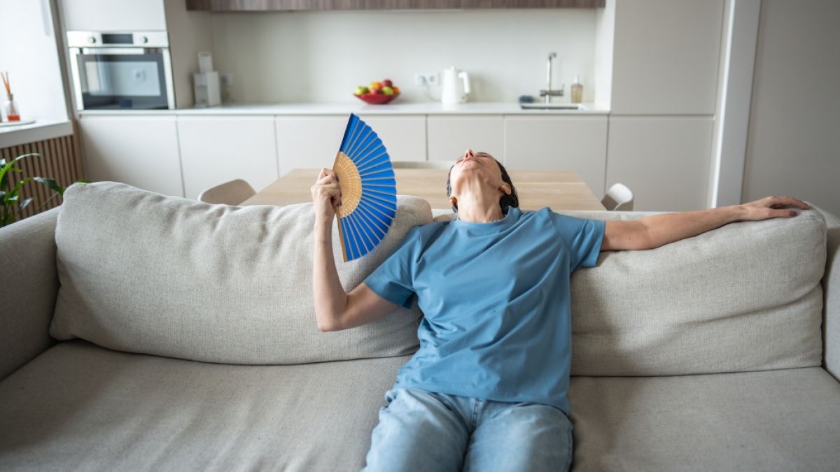 Fächer, Ventilator und Co. helfen nicht mehr? Wir zeigen, wie Sie Ihre Wohnung ordentlich abkühlen. Fächer, Ventilator und Co. helfen nicht mehr? Wir zeigen, wie Sie Ihre Wohnung ordentlich abkühlen. (Foto)