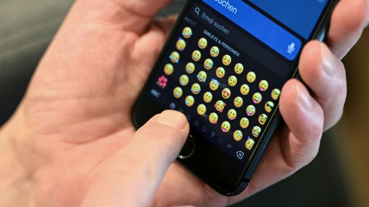 Vorsicht: Nicht nur mit einem Finger zu tippen wirkt alt - auch die falschen Emojis lassen Sie uncool erscheinen. Vorsicht: Nicht nur mit einem Finger zu tippen wirkt alt - auch die falschen Emojis lassen Sie uncool erscheinen. (Foto)