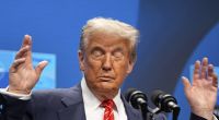 Donald Trump stürzt ab.