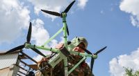 Ein russischer Soldat mit einer Drohne (Symbolfoto).