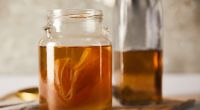 Kombucha lässt sich ganz einfach Zuhause herstellen.