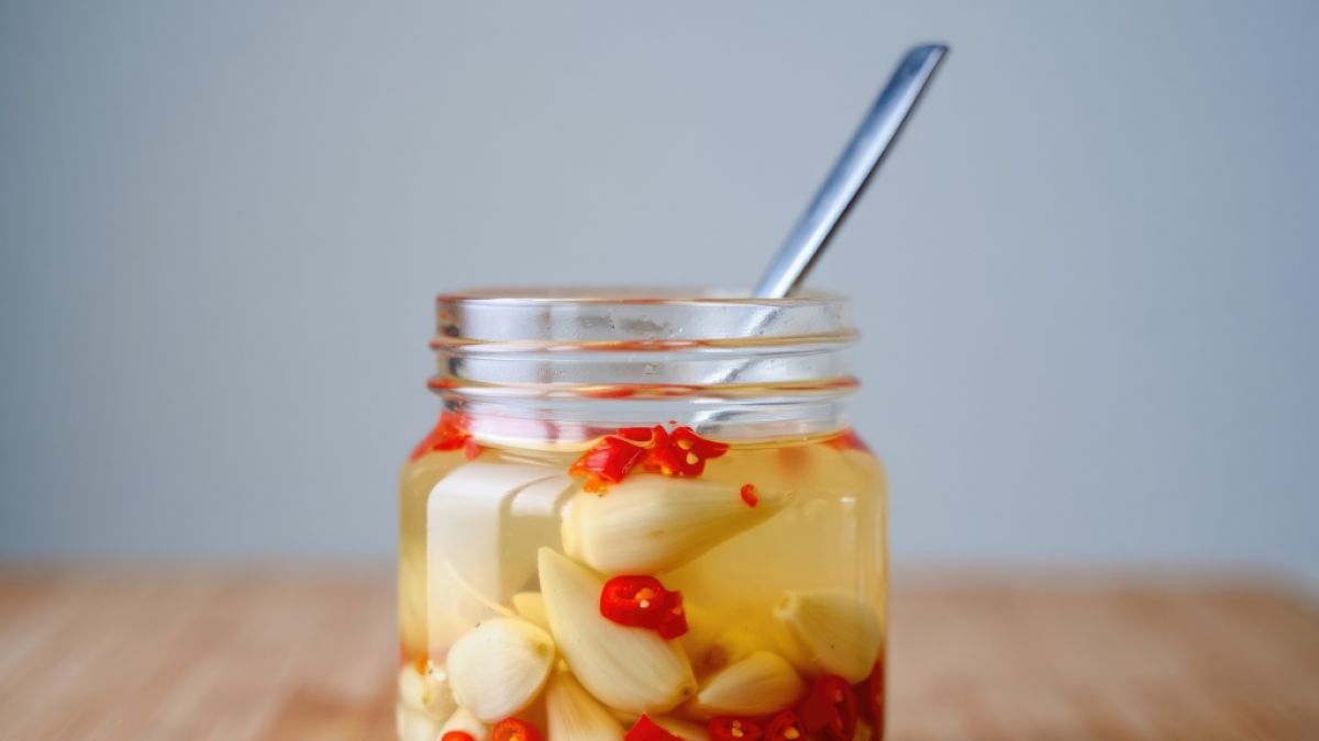 Knoblauch und Chilischoten zu fermentieren, ist ganz einfach. Knoblauch und Chilischoten zu fermentieren, ist ganz einfach. (Foto)