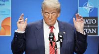 Immer wieder machen Gerüchte die Runde, Donald Trump sei aufgrund von Demenz-Anzeichen seinem Amt als US-Präsident nicht gewachsen - nun ist sogar von kollektiver Vertuschung im Weißen Haus die Rede.