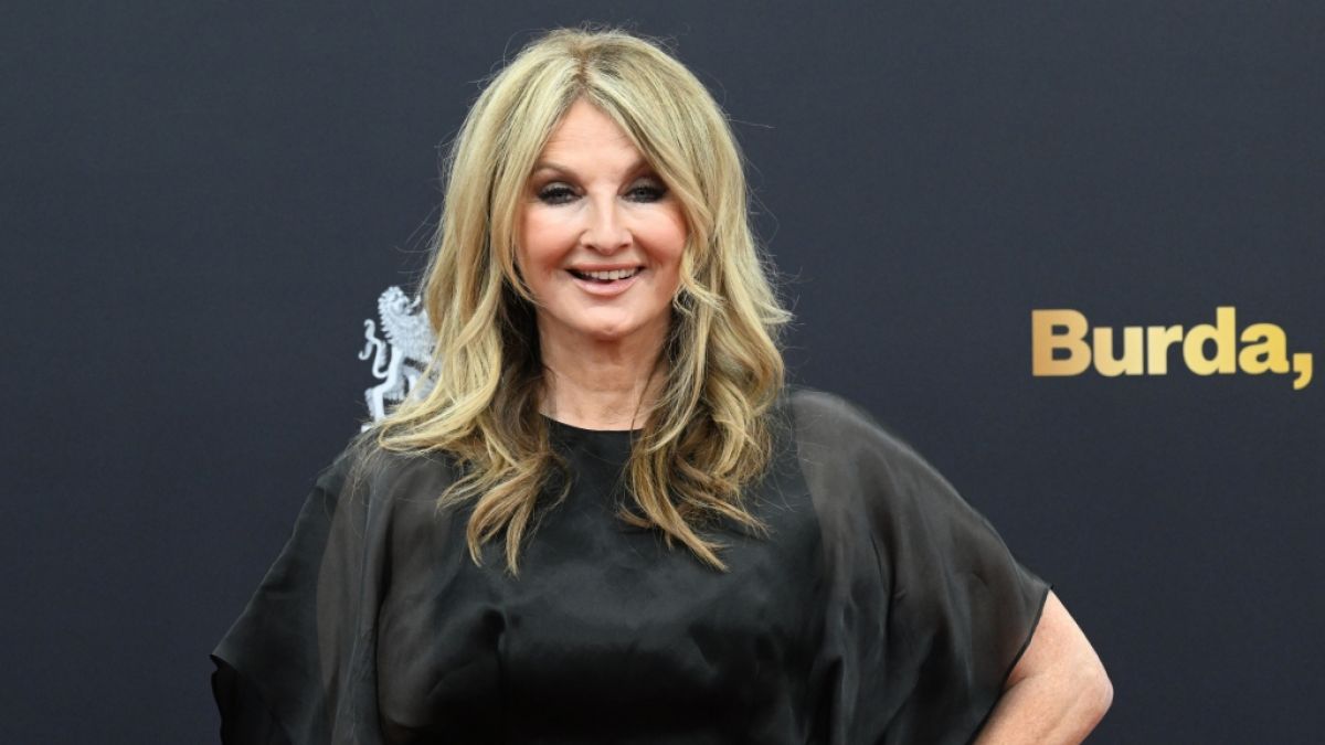 #Frauke Ludowig: "Waffenscheinpflichtig" – Mit 61 Jahren heizt die Moderatorin im Bikini ein