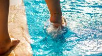 In einer hessischen Kleinstadt wurden in einem Freibad mehrere Mädchen belästigt (Symbolbild).