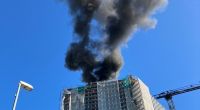 Auf einem Dach einer Hochhaus-Baustelle an der Ecke Kurfürstenstraße/An der Urania brennt es.
