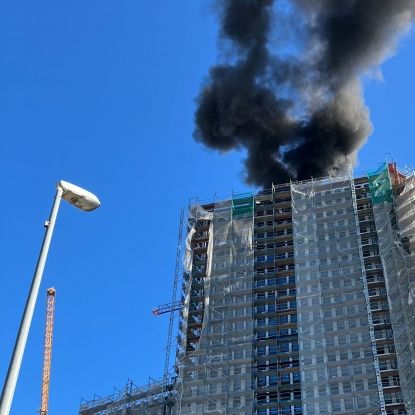 Explosionen zu hören: Riesige Flammen schlagen aus Hochhaus-Baustelle