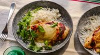 Pollo alla pizzaiola con mozzarella filante: Hähnchenbrustfilets in Tomatensauce mit geschmolzenem Mozzarella.