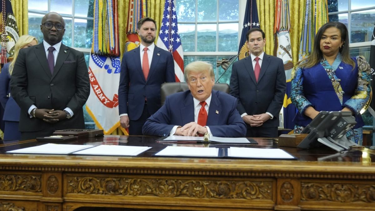 Bei einer seiner Presserunden im Oval Office ließ sich Donald Trump zu einer ebenso unpassenden wie schamlosen Flirt-Attacke hinreißen. Bei einer seiner Presserunden im Oval Office ließ sich Donald Trump zu einer ebenso unpassenden wie schamlosen Flirt-Attacke hinreißen. (Foto)
