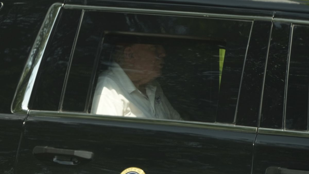 Donald Trump wurde nach dem Golfspielen in Virginia im Auto fotografiert. Dabei entstanden auch Aufnahmen, die ihn mit Brille zeigen. Donald Trump wurde nach dem Golfspielen in Virginia im Auto fotografiert. Dabei entstanden auch Aufnahmen, die ihn mit Brille zeigen. (Foto)