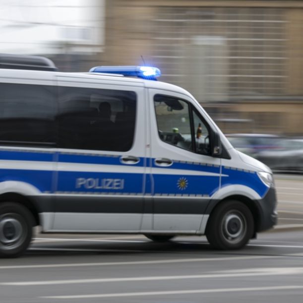 Mann (21) sticht Kollegen in Firma in Bayern nieder - Frau (59) stirbt