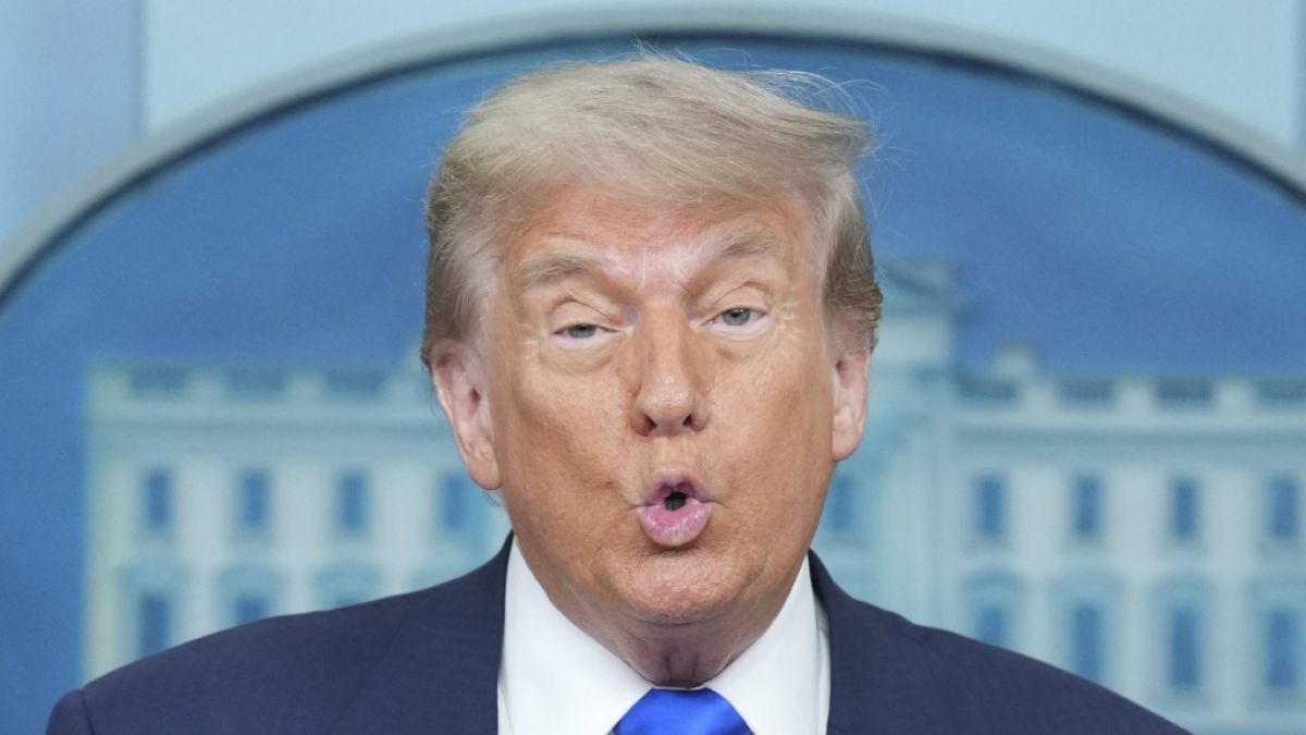 Donald Trump preist sein neuestes Parfum an und erntet jede Menge Spott. (Foto)