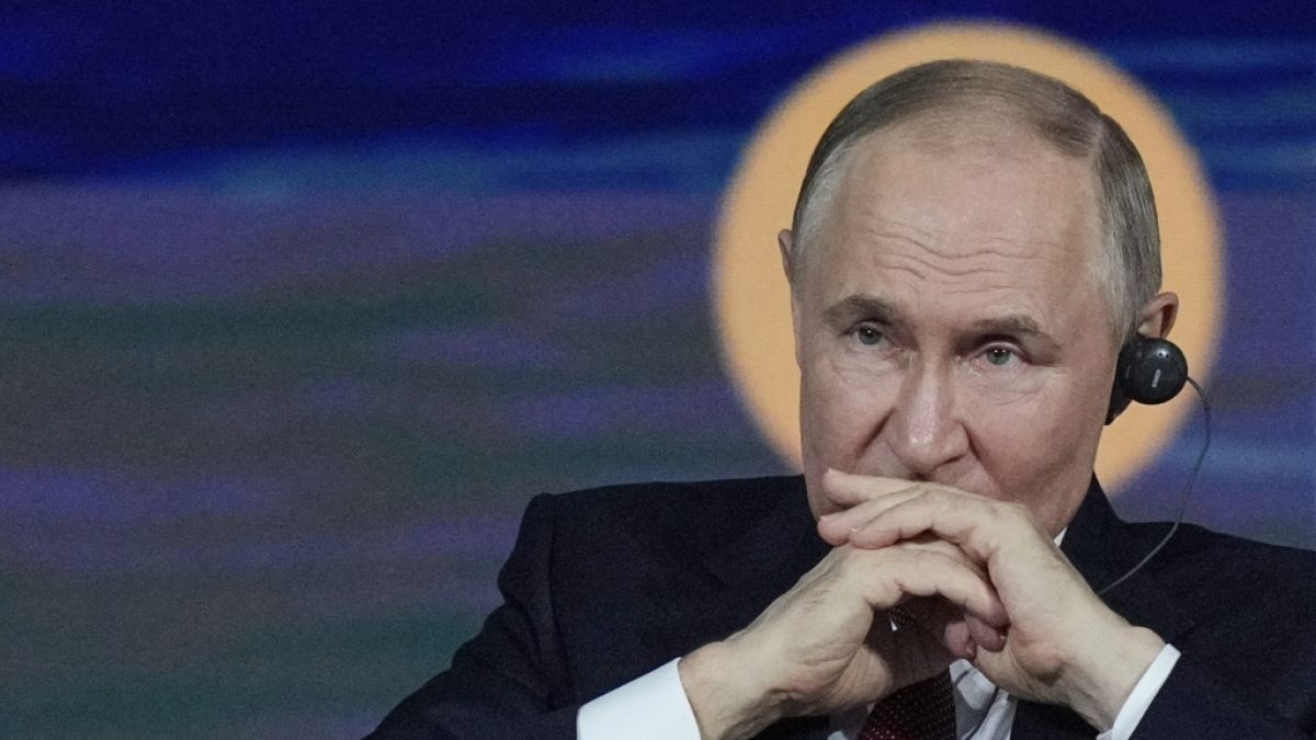 Wladimir Putin: Streamer wird nach Beleidigung der Putin-Flagge im Livestream verhaftet. Wladimir Putin: Streamer wird nach Beleidigung der Putin-Flagge im Livestream verhaftet. (Foto)