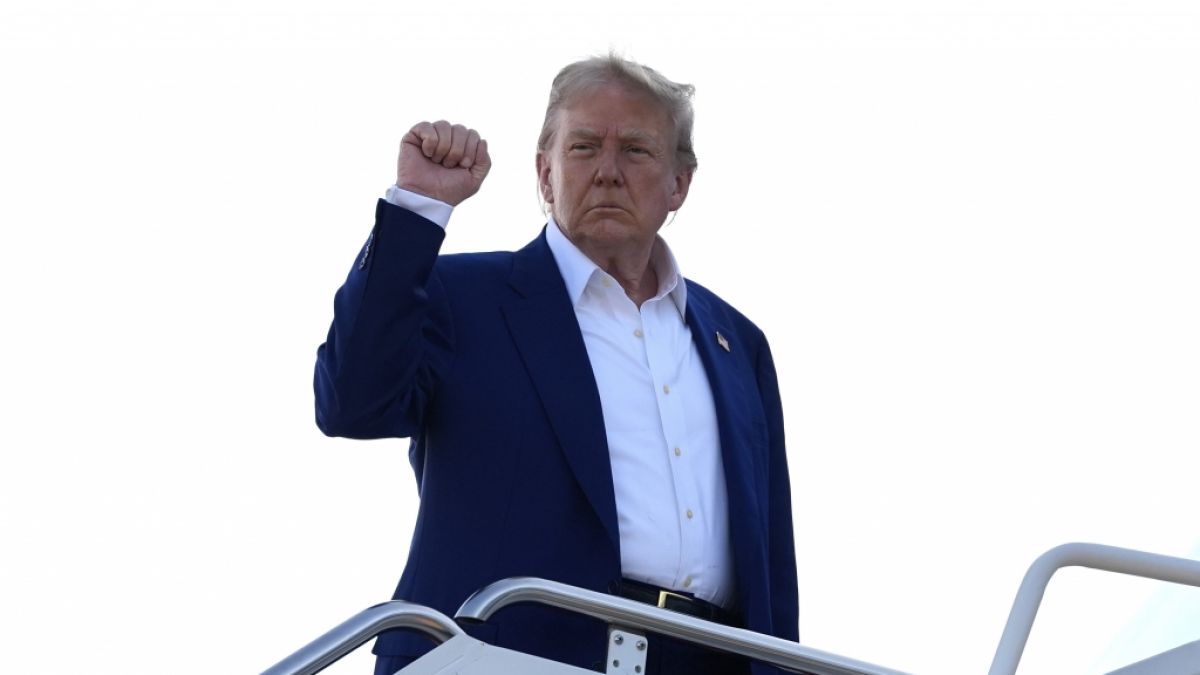 Donald Trump: Wird von Autor Terrence Petty mit Hitler verglichen - seine Anhänger toben Donald Trump: Wird von Autor Terrence Petty mit Hitler verglichen - seine Anhänger toben (Foto)