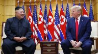 Kim Jong Un (l.) und Donald Trump trafen sich zuletzt 2019 in der entmilitarisierten Zone an der innerkoreanischen Grenze.