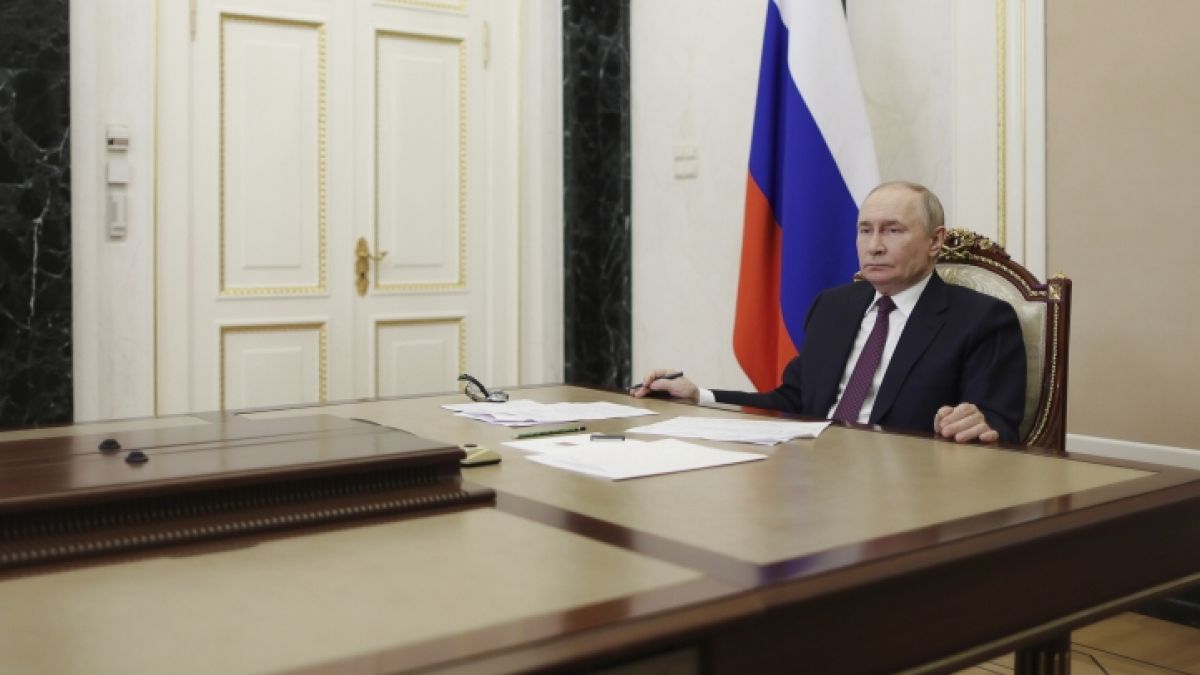 Wladimir Putin verlangt von seinen Truppen einen Krieg an zwei Fronten. Wladimir Putin verlangt von seinen Truppen einen Krieg an zwei Fronten. (Foto)