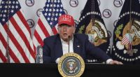 Donald Trump verliert sich in irrem Monolog.