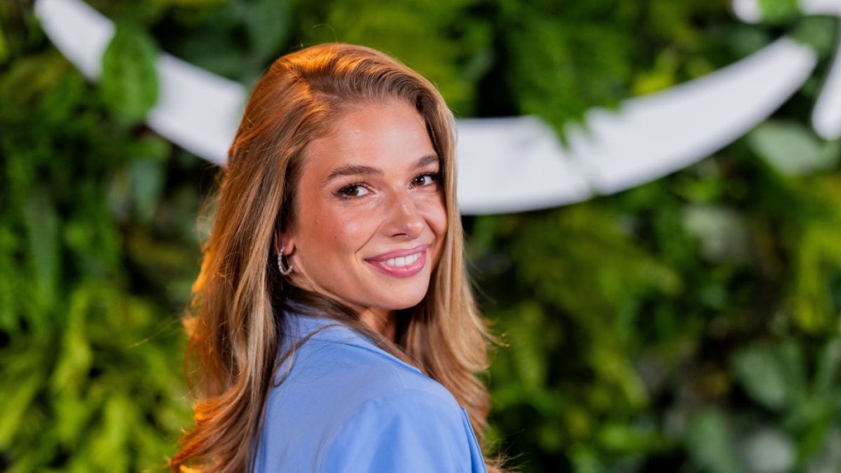 Moderatorin Lola Weippert zeigt sich bei Instagram im knappen Bikini und macht dabei Werbung für ein veganes Bräunungsöl. (Foto)