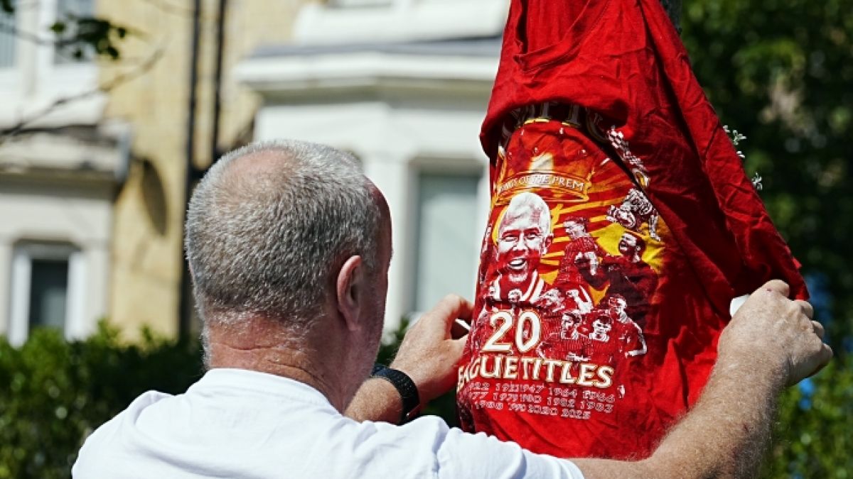 Eine ganze Stadt steht unter Schock: Fans des FC Liverpool trauern um den tödlich verunglückten Stürmer Diogo Jota. Eine ganze Stadt steht unter Schock: Fans des FC Liverpool trauern um den tödlich verunglückten Stürmer Diogo Jota. (Foto)
