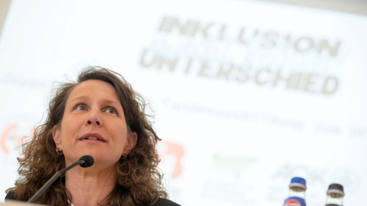 Kathrin Lehmann gibt im ZDF ihre Expertise als ehemalige Torhüterin und Eishockeyspielerin weiter. (Foto)