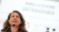Kathrin Lehmann gibt im ZDF ihre Expertise als ehemalige Torhüterin und Eishockeyspielerin weiter.