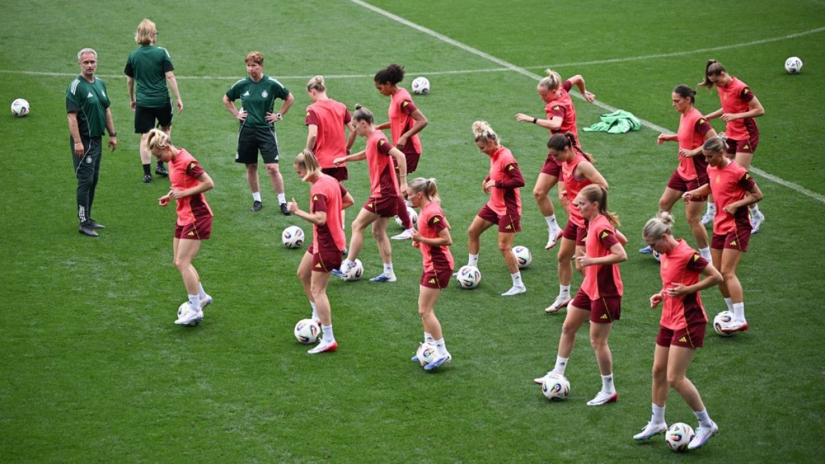 Die DFB-Frauen beim Abschlusstraining in St. Gallen. Die Spielerinnen trainieren neben Christian Wück, Bundestrainer der Frauen-Nationalmannschaft. Die DFB-Frauen beim Abschlusstraining in St. Gallen. Die Spielerinnen trainieren neben Christian Wück, Bundestrainer der Frauen-Nationalmannschaft. (Foto)