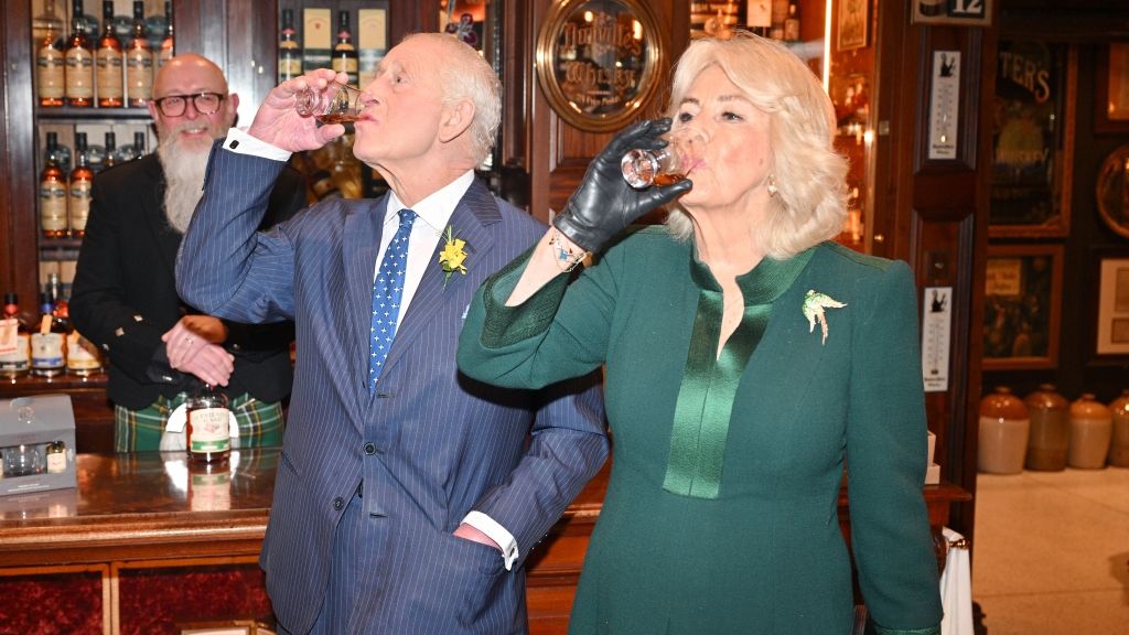 Königin Camilla und König Charles sind keine Kostverächter: Im März 2025 ließ sich das Königspaar während eines Besuchs in Nordirland erlesenen Whisky schmecken. (Foto)