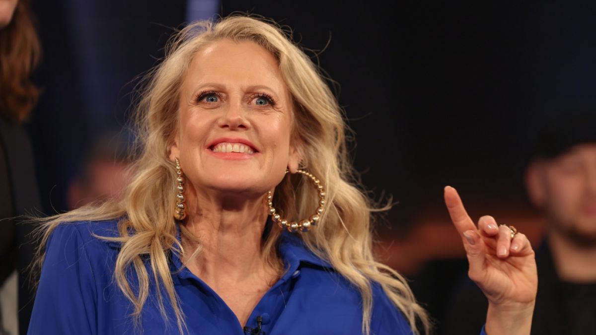 Barbara Schöneberger sprang vor der "Starnacht am Wörthersee" ins kühle Nass. Barbara Schöneberger sprang vor der "Starnacht am Wörthersee" ins kühle Nass. (Foto)