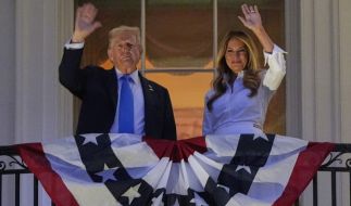 Donald Trump ließ die Unwetter-Katastrophe mit mindestens 24 Todesopfern in Florida unkommentiert und feierte lieber ausgelassen mit Ehefrau Melania Trump den US-Unabhängigkeitstag.
