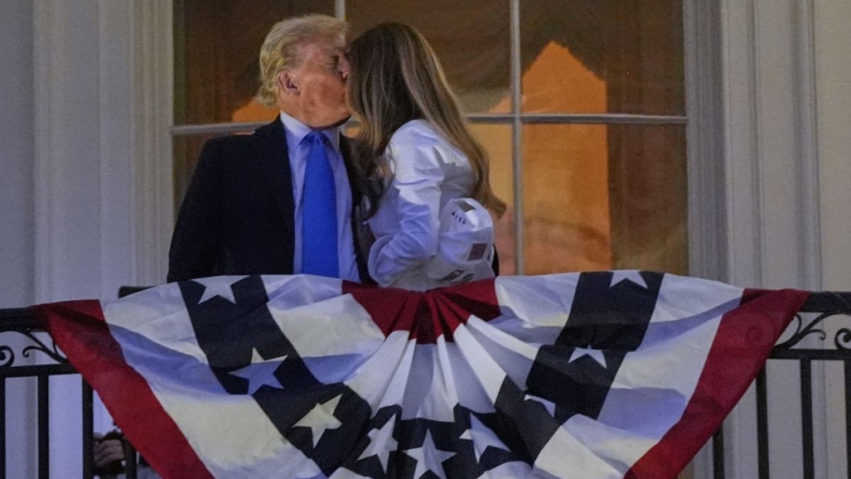 Bizarrer Trump-Kuss heizt Scheidungsgerüchte an. (Foto)