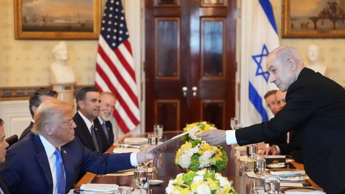 Israels Ministerpräsident Benjamin Netanjahu überreicht US-Präsident Donald Trump einen Brief, den er an das Nobelpreiskomitee geschickt hatte. (Foto)