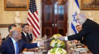 Israels Ministerpräsident Benjamin Netanjahu überreicht US-Präsident Donald Trump einen Brief, den er an das Nobelpreiskomitee geschickt hatte.