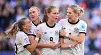 Die deutsche Frauenfußball-Nationalmannschaft hat ihr zweites EM-Spiel gegen Dänemark gewonnen.