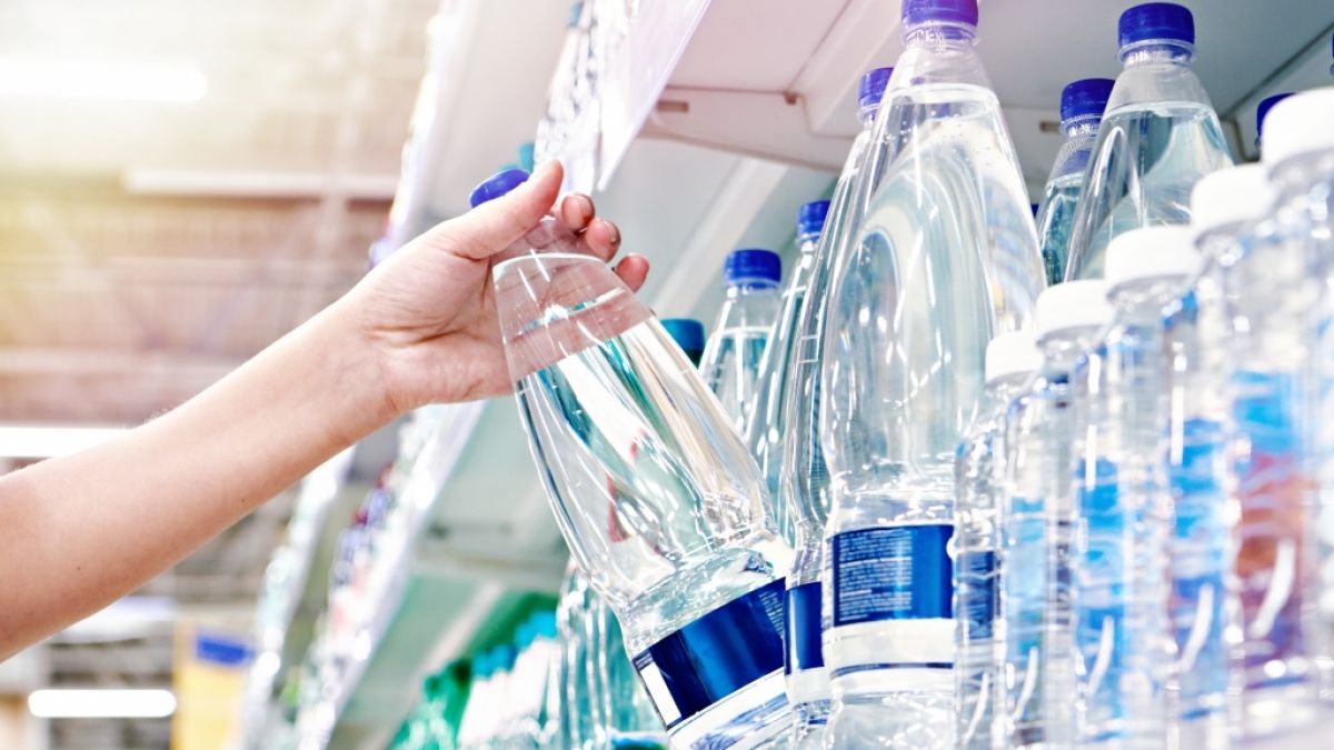 Edeka, Netto und Marktkauf informieren über den Rückruf von Mineralwasser.  (Foto)