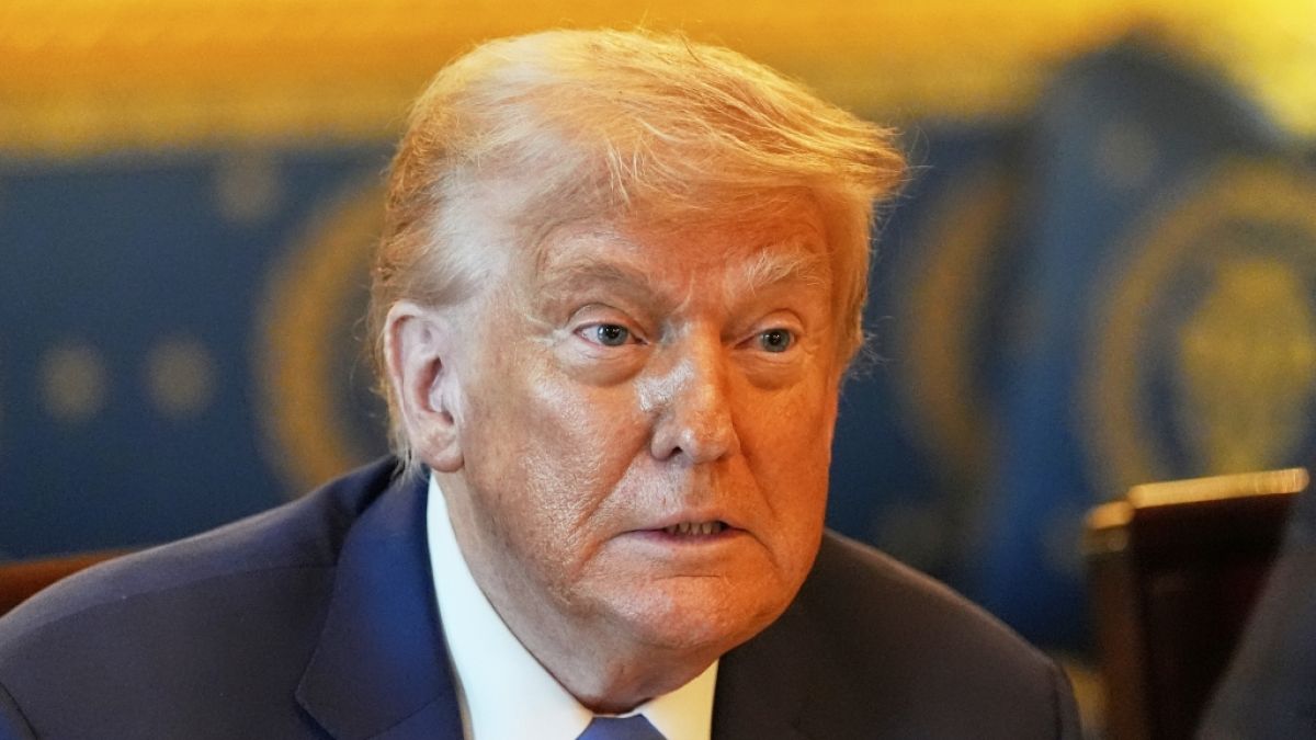 Donald Trump legt großen Wert auf einen sonnengebräunten Teint - und könnte einer Drohung aus dem Iran zufolge bei einem Sonnenbad den frühzeitigen Tod finden. (Foto)