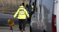 Ein Polizist an der deutsch-tschechischen Grenze. Verschärfte Kontrollen führen zu weniger Migration.