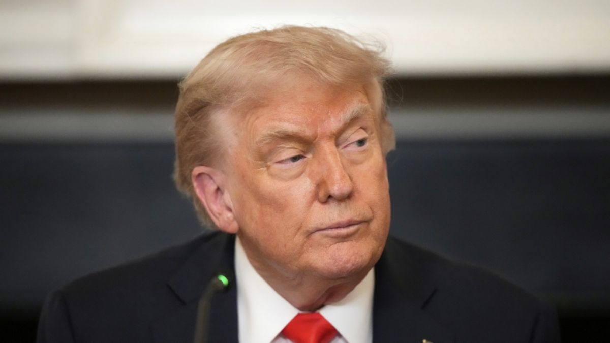 Im Herzen von Phoenix im US-Bundesstaat wird Donald Trump auf einem zwölf Meter breiten Plakat als "Sumpf-König" verspottet. (Foto)