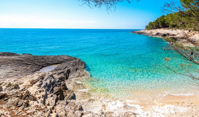 Istrien ist bekannt für das glasklare, azurblaue Wasser der Adria.